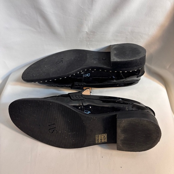 STUART WEITZMAN Sz 8.5B Kessie Loafer Pearl Studs Pattent Leather Almond Toe Cap - Picture 6 of 9